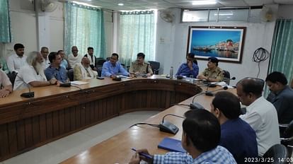 Varanasi: 11 वर्ष के बाद लगने वाले गंगा पुष्कर मेले की तैयारियां शुरू, आएंगे लाखों की संख्या में श्रद्धालु गंगा पुष्कर मेले की तैयारियों की समीक्षा बैठक में डीएम