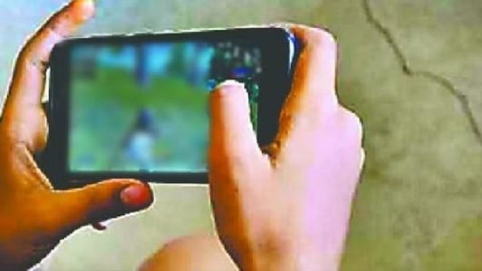 eaight year old daughter Lost Rs 26 Lakh By Online Gaming On Mobile
