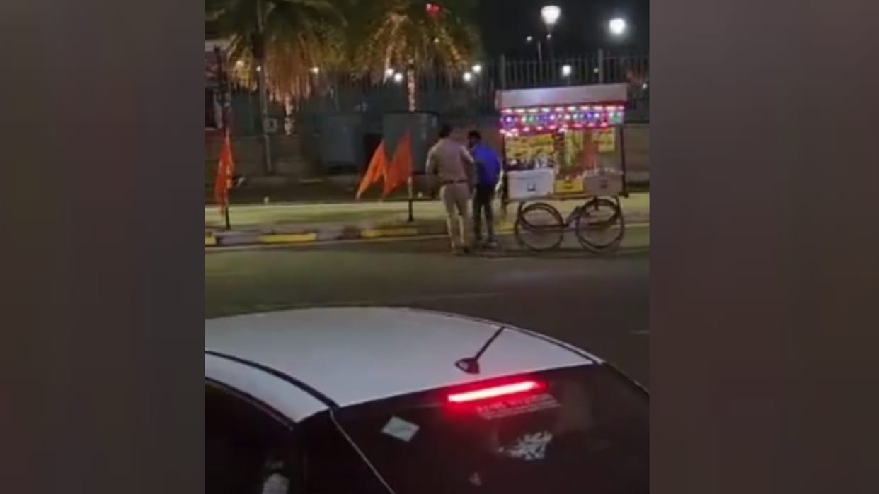 Akhilesh Yadav tweets a video policeman beating a thele wala.