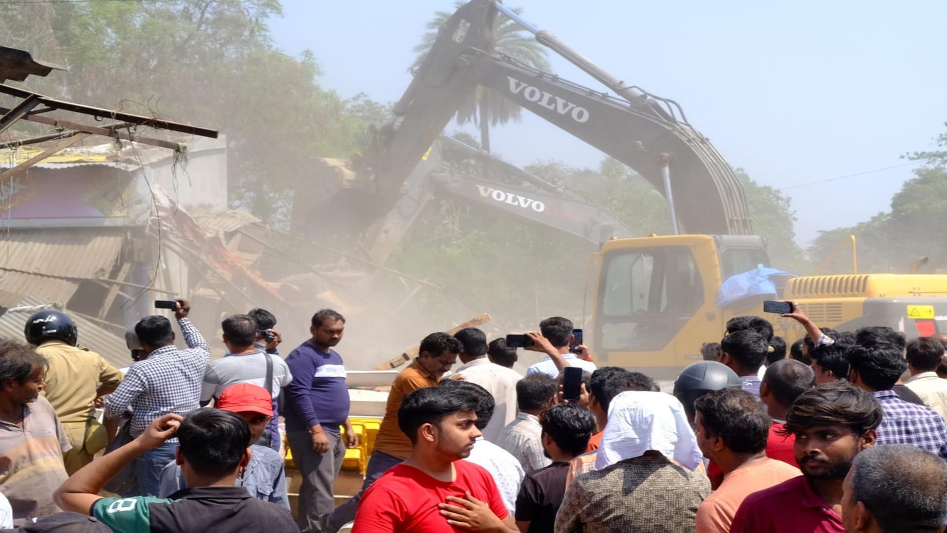 Bulldozer ran on 56 shops which became a hindrance in widening of Asuran Market