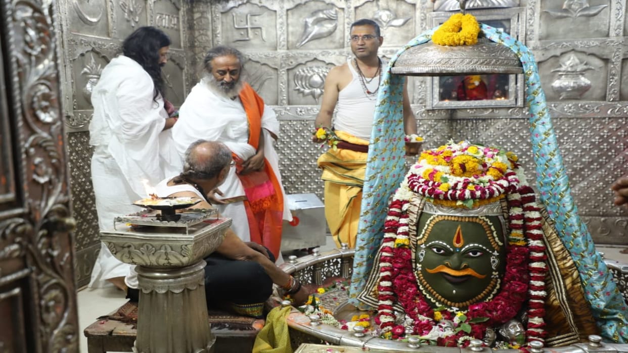 Sri Sri Ravi Shankar reached the court of Baba Mahakal, worshiped in the sanctum sanctorum