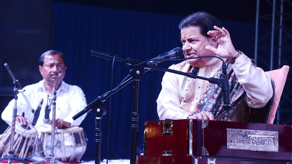 Bhajan Singar Anoop Jalota gave a performance in Bareilly Club ground