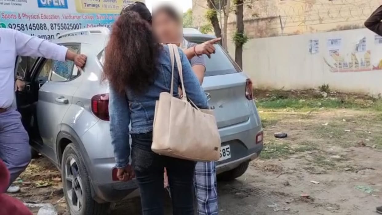 Bijnor News: woman caught her husband with girlfriend near hotel and see photos