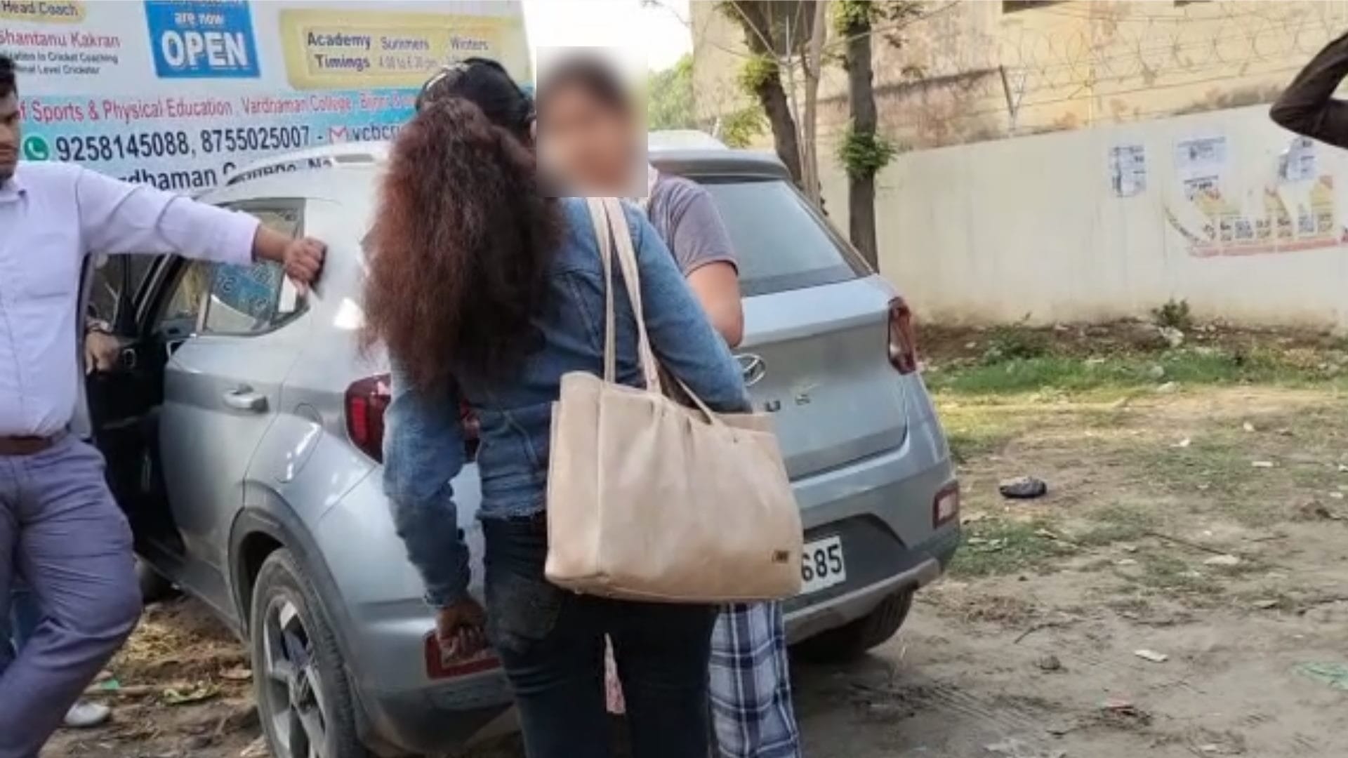 Bijnor News: woman caught her husband with girlfriend near hotel and see photos