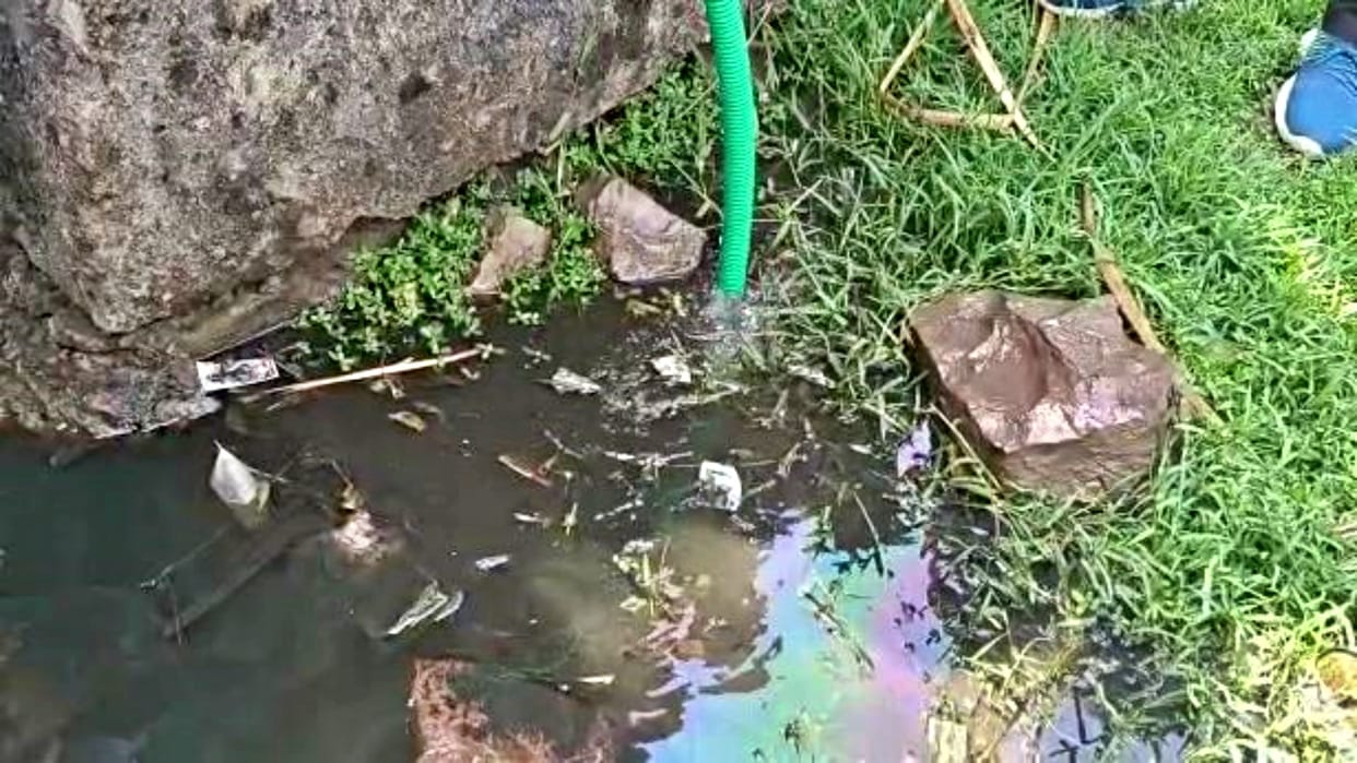 Oil came out with water from the boring of the house in Anta's Raipuria village