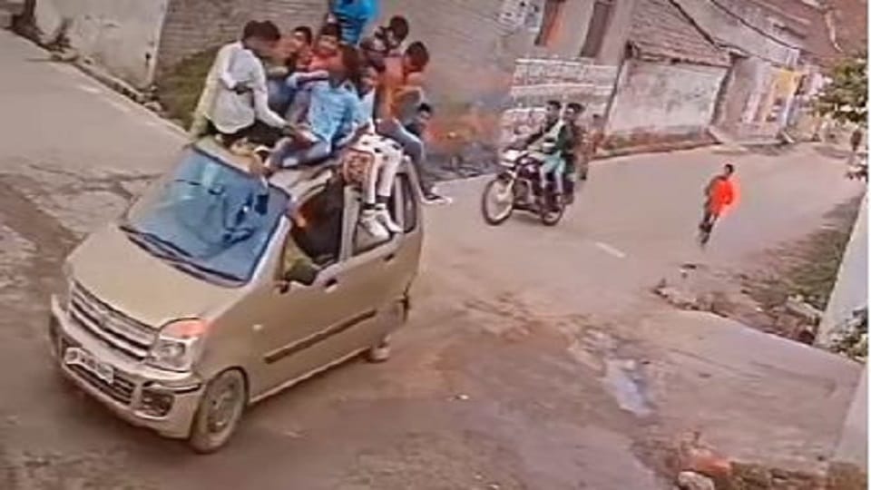 14 youths sat on the roof of the car video goes viral in bareilly