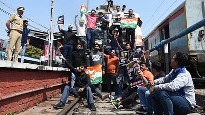 Chandigarh youth Congress stopped the New Delhi-Chandigarh Shatabdi at Chandigarh railway station