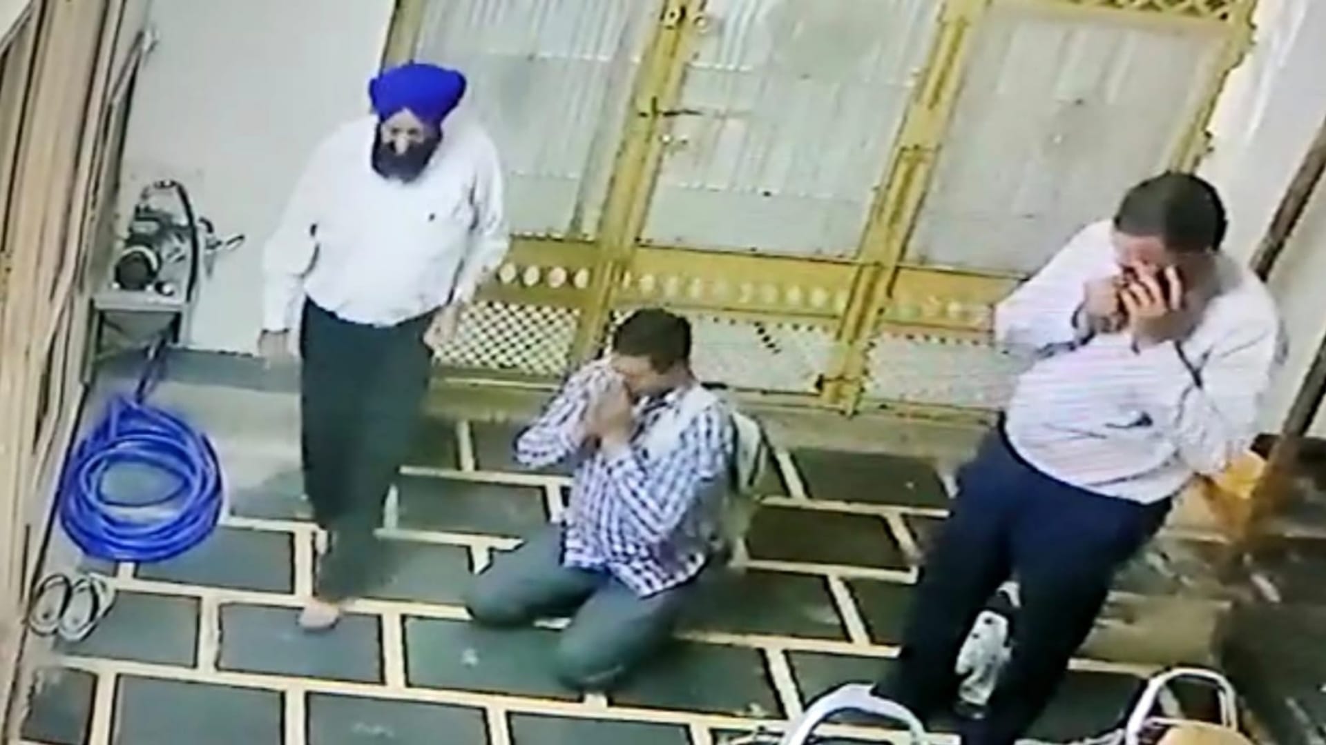 ट्रक मालिक से माफी मांगता एएसआई।