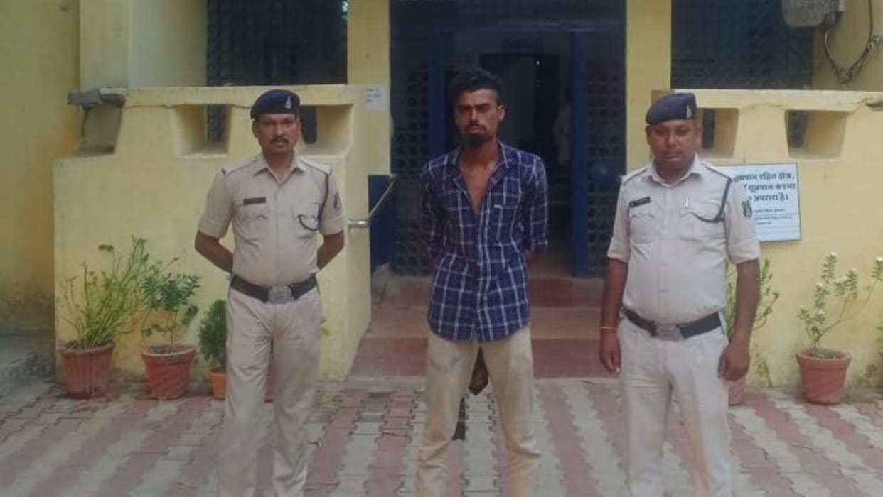 Accused arrested for threatening employees in education department in Balodabazar