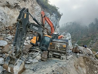 Gangotri Highway Debris and boulders came near Dharasu Band Uttarakhand Weather News rain