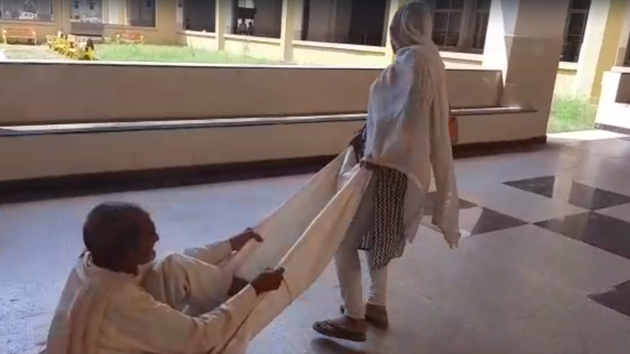 he stretcher was not available, the daughter-in-law pulled the old man on a sheet