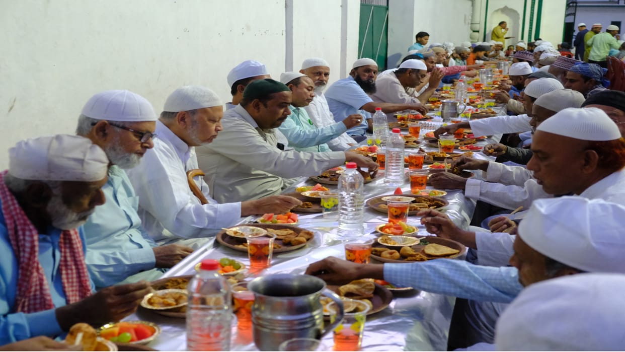 Crowd gathered in mosques Rojedars broke their fast with home made dishes