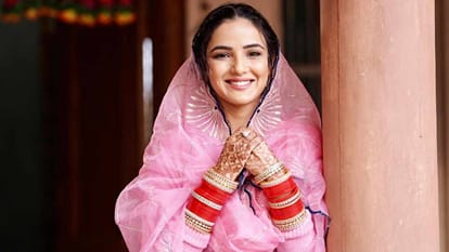 Jasmin Bhasin Talk About Her Bollywood Debute with Vikram Bhatt Actress She Had to let go his film