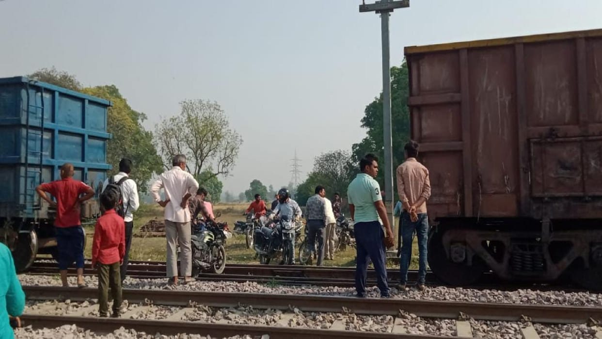 Moving goods train divided into two parts, coaches cut apart, traffic affected on Lucknow route