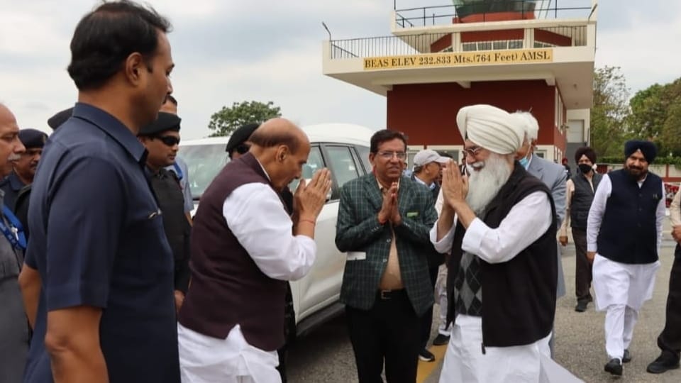 Defense Minister Rajnath Singh reached Amritsar and Met Dera Beas Chief