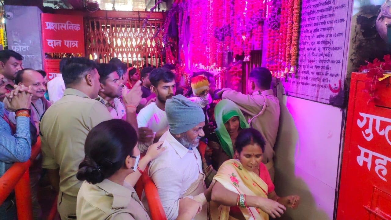 On the fourth day of Navratri, devotees were delighted to see Kushmanda Swaroop, eager to get a glimpse