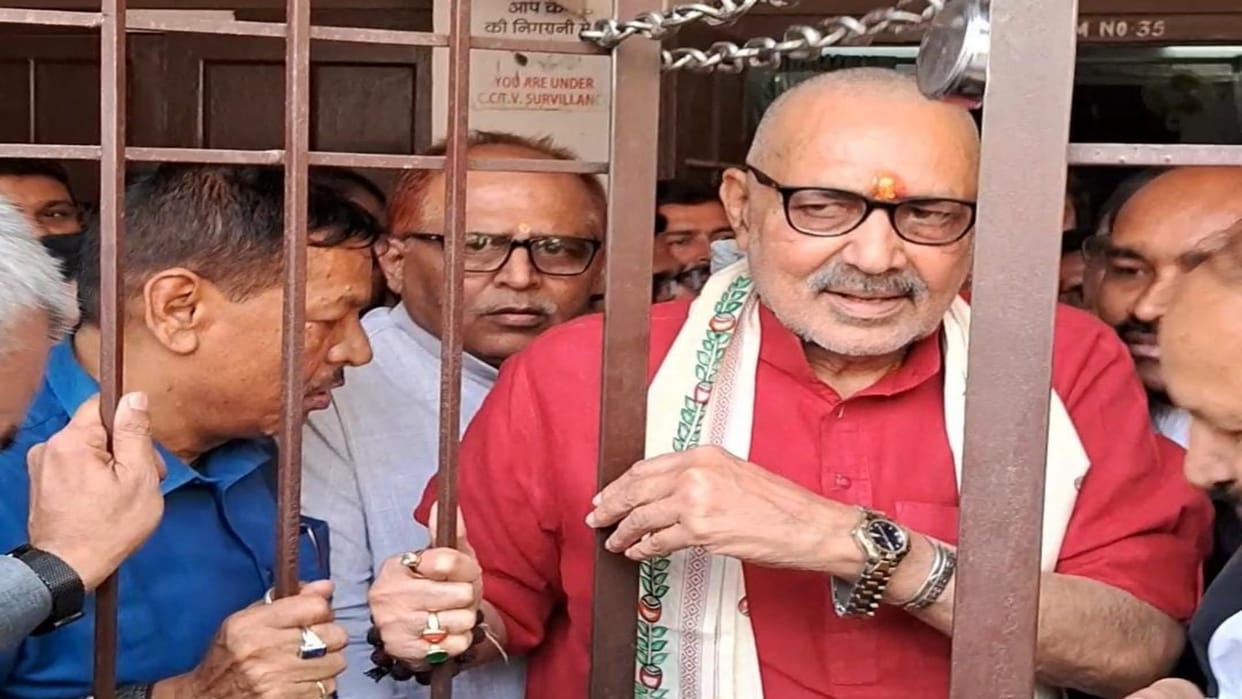 Special MP-MLA court Muzaffarpur acquitted 23 including Union minister Giriraj Singh in train stopping case