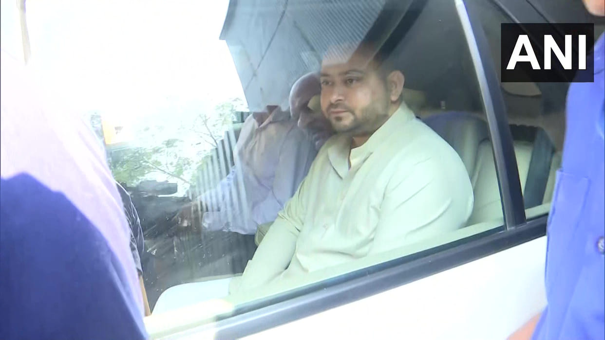 ihar Deputy CM Tejashwi Yadav Reached CBI office for questioning in land for job scam