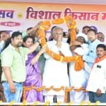 किसान महासम्मेलन में मुख्यमंत्री भूपेश बघेल का स्वागत किया गया।