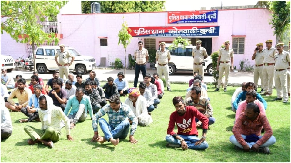 65 teams of Bundi police raided 234 places caught 281 criminals