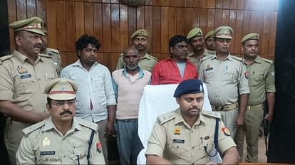 Bahraich: अंधविश्वास में फंसकर चाचा-भतीजा ने मिलकर की थी आठ साल के बच्चे की हत्या, फावड़े से रेता था गला पुलिसकर्मियों ने मामले का खुलासा किया।