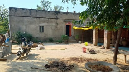 Akansha Dubey Suicide: आकांक्षा दुबे की मौत से पूरा गांव स्तब्ध, चाचा बोले- उसी पर थी पूरे घर की जिम्मेदारी भदोही में आकांक्षा दुबे का पैतृक निवास