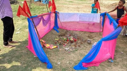 सारनाथ में प्रकट हुए महादेव!: मैदान की खुदाई में निकला शिवलिंग नुमा पत्थर, खबर मिलते ही उमड़ा आस्था का सैलाब सारनाथ में प्रकट हुए महादेव!: मैदान की खुदाई में निकला शिवलिंग नुमा पत्थर