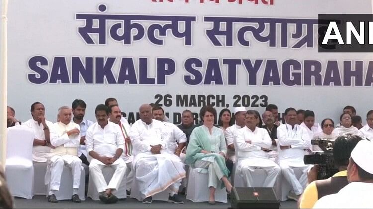 Congress Satyagraha Live: बिना पुलिस मंजूरी के कांग्रेस का सत्याग्रह, जानें क्या बोले प्रियंका गांधी और खरगे