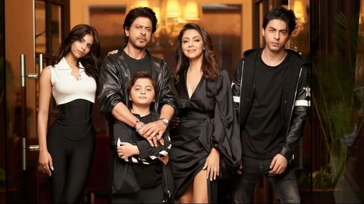 Gauri Khan:गौरी ने पोस्ट साझा कर किया डेब्यू बुक का एलान, रॉयल लुक में नजर आया शाहरुख का परिवार - Gauri Khan Shares Pic With Shah Rukh Khan Aaryan Abram Suhana And