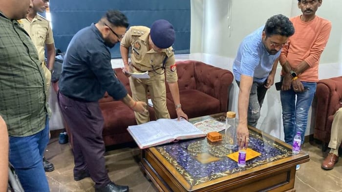 होटल में रजिस्टर की जांच करती पुलिस
