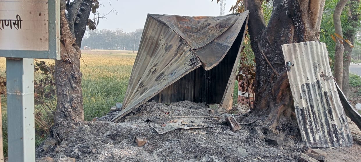 Chaotic elements high in Varanasi, betel shop set on fire, everything burnt to ashes