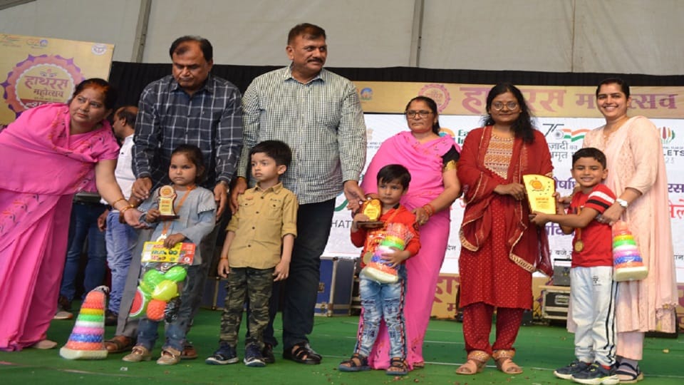 Kanchan and Aarav topped the baby show children in healthy boy-girl competition