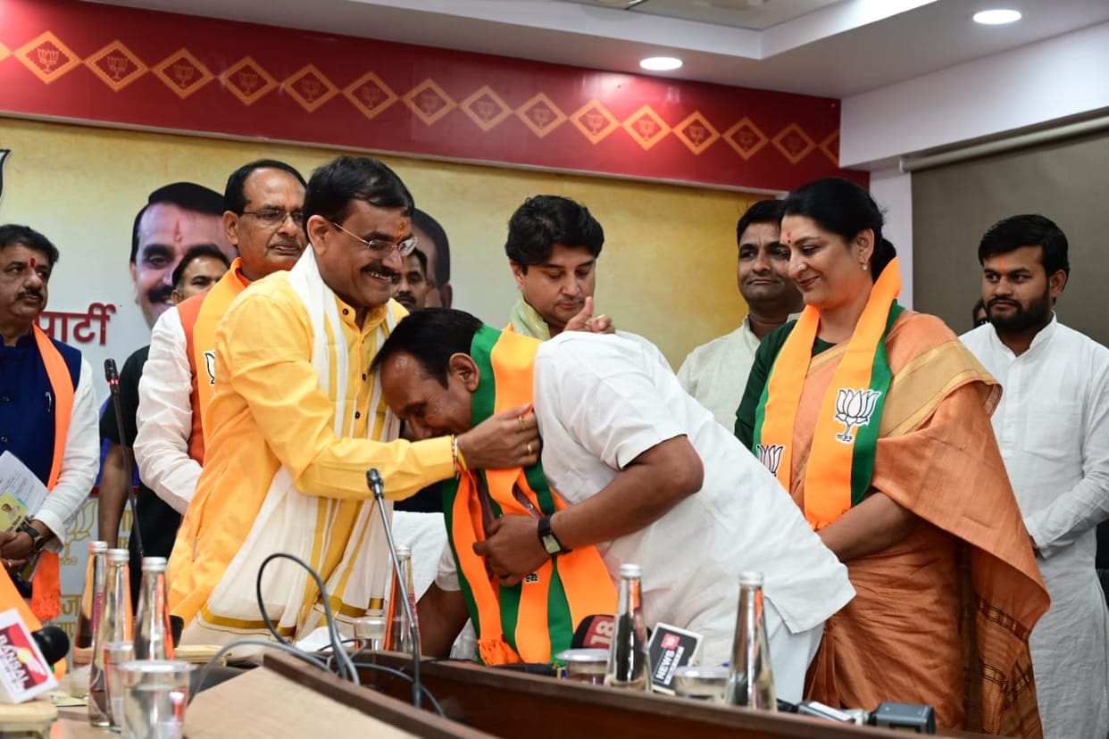 MP News: Congress leader Mona Sustani and former BSP MLA Usha Chaudhary join BJP, Pritam Lodhi returns home