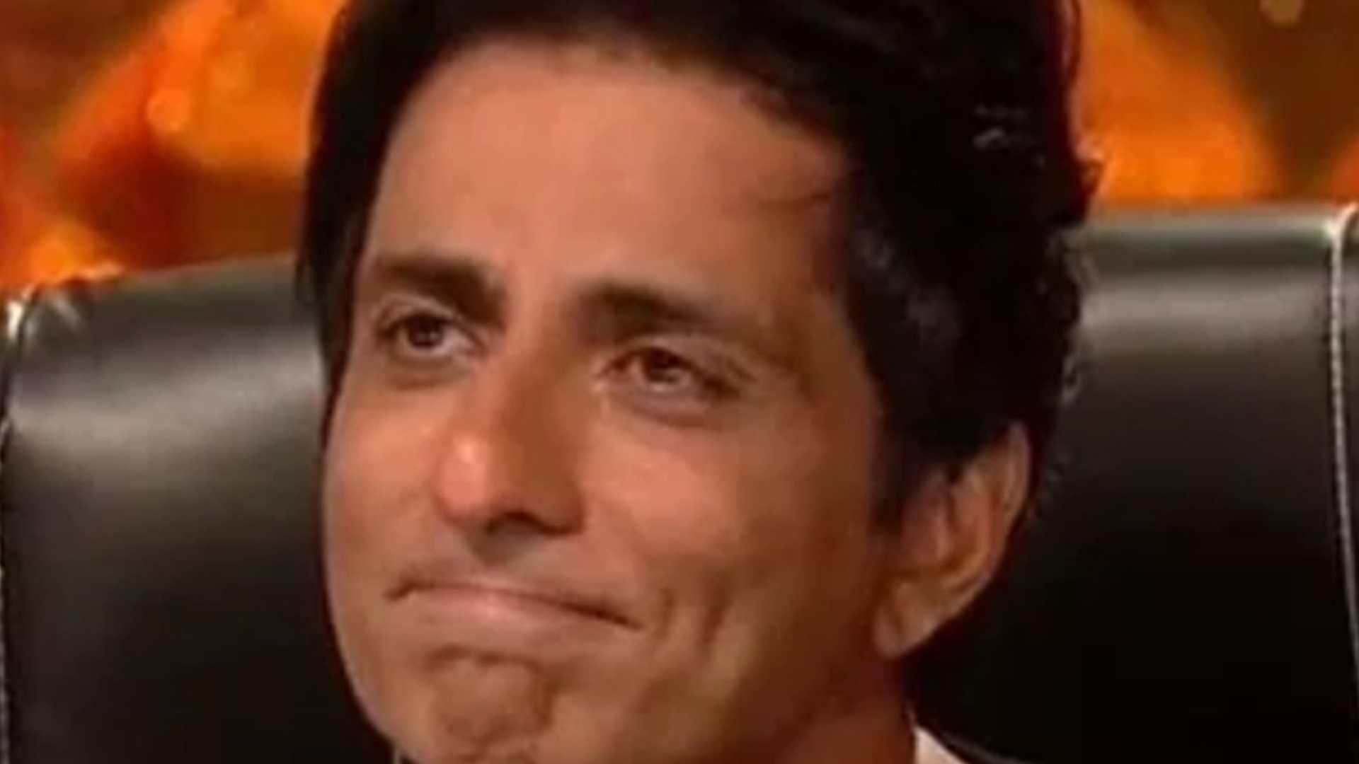 These Bollywood Stars Could Not Hide Their Emotions In From Of Camera From Amitabh Bachchan To Salman Khan