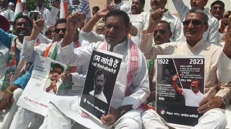 Congress leaders sitting on Satyagraha in support of Rahul Gandhi at Gandhi Maidan in Patna