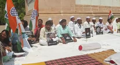 Congress leaders sitting on Satyagraha in support of Rahul Gandhi at Gandhi Maidan in Patna
