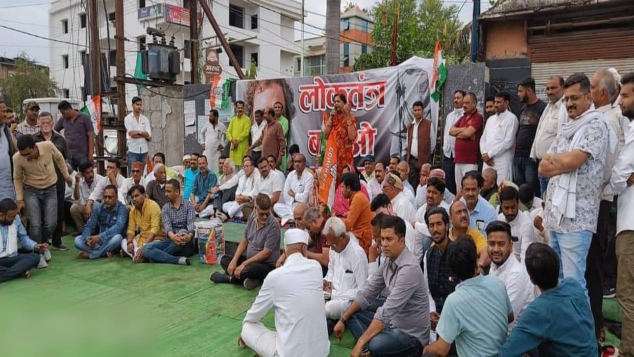 Congress unitedly did Satyagraha in Satna against Rahul Gandhi's loss of Parliament membership