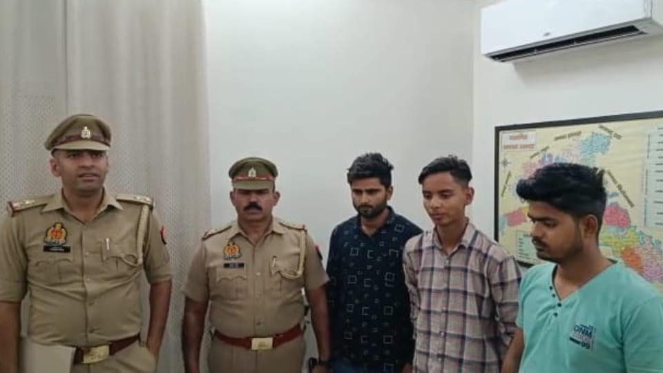 Police arrested three including leader of gang making fake Aadhaar cards in Agra