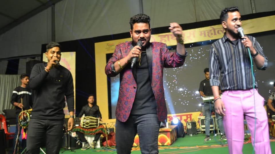 Rising star Hemant Brajwasi tied the knot in Hathras Mahotsav