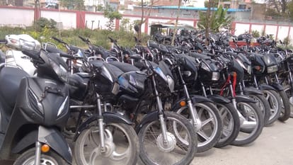अपनी सुरक्षा खुद करें!: नजर हटी तो बाइक गायब, कार चोर हो चुके हाइटेक; साल भर में 20 करोड़ से अधिक के वाहन चोरी Vehicles worth more than Rs 20 crore stolen in Faridabad in a year