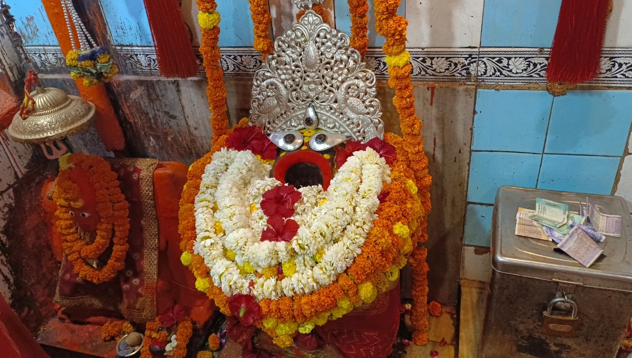 Thousands of devotees reached Maa Vindhyavasini temple, devotees were desperate to have a glimpse of Mata