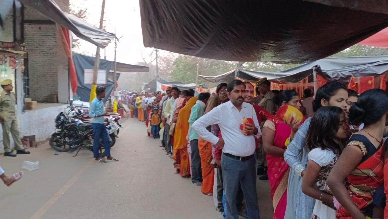 Thousands of devotees reached Maa Vindhyavasini temple, devotees were desperate to have a glimpse of Mata