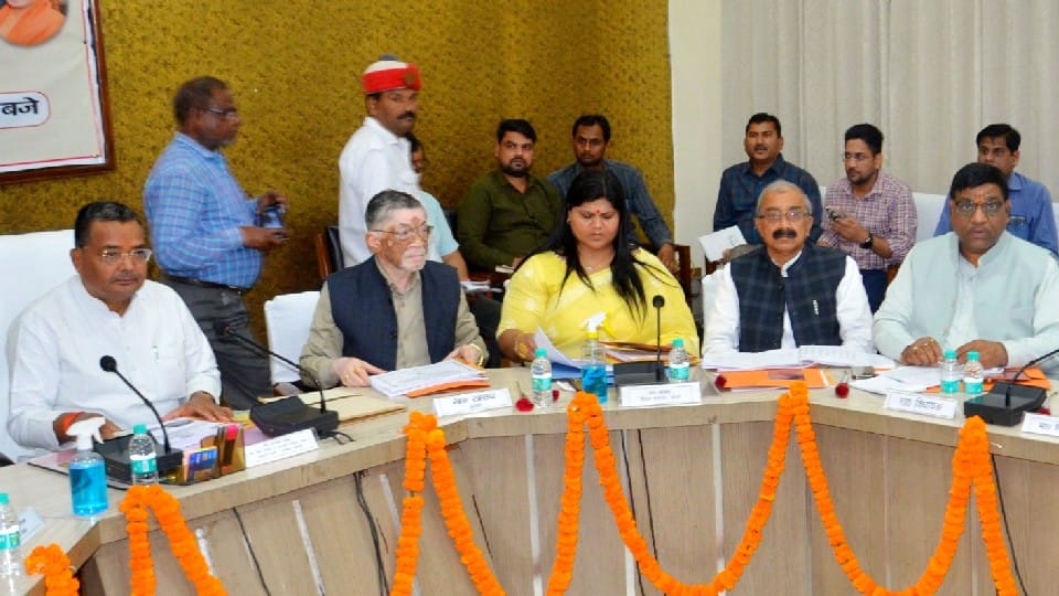 MLAs complained against officers to Minister Jaiveer Singh in district planning meeting
