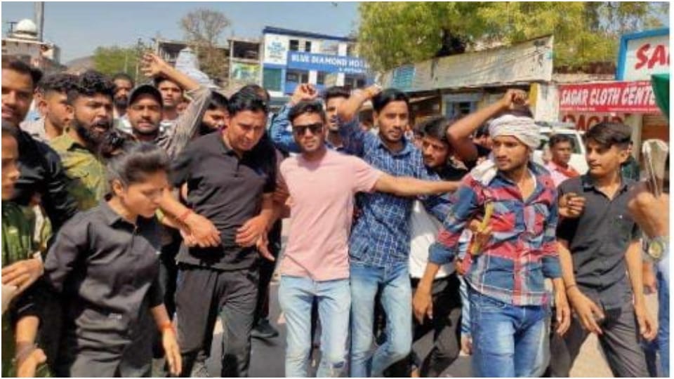 MLA Baljit Yadav ran on the road wearing black for demands in Alwar