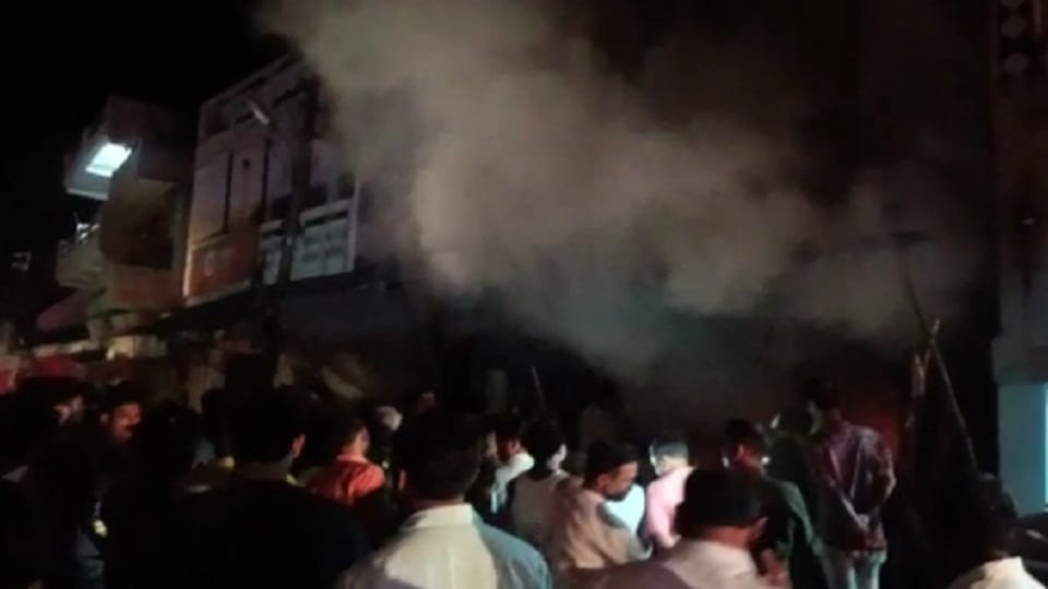 Fierce fire in cosmetic shop due to short circuit, goods worth lakhs burnt to ashes