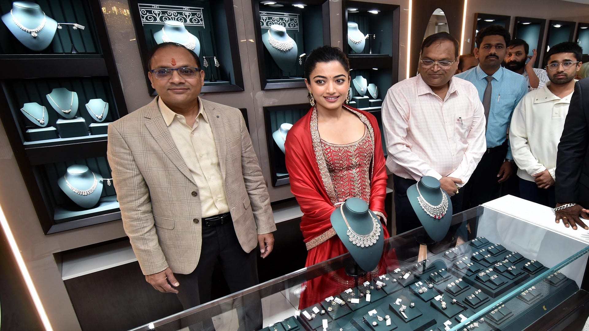 Actress Rashmika Mandana arrived in Prayagraj to inaugurate the jewelers showroom, said - I will definitely go