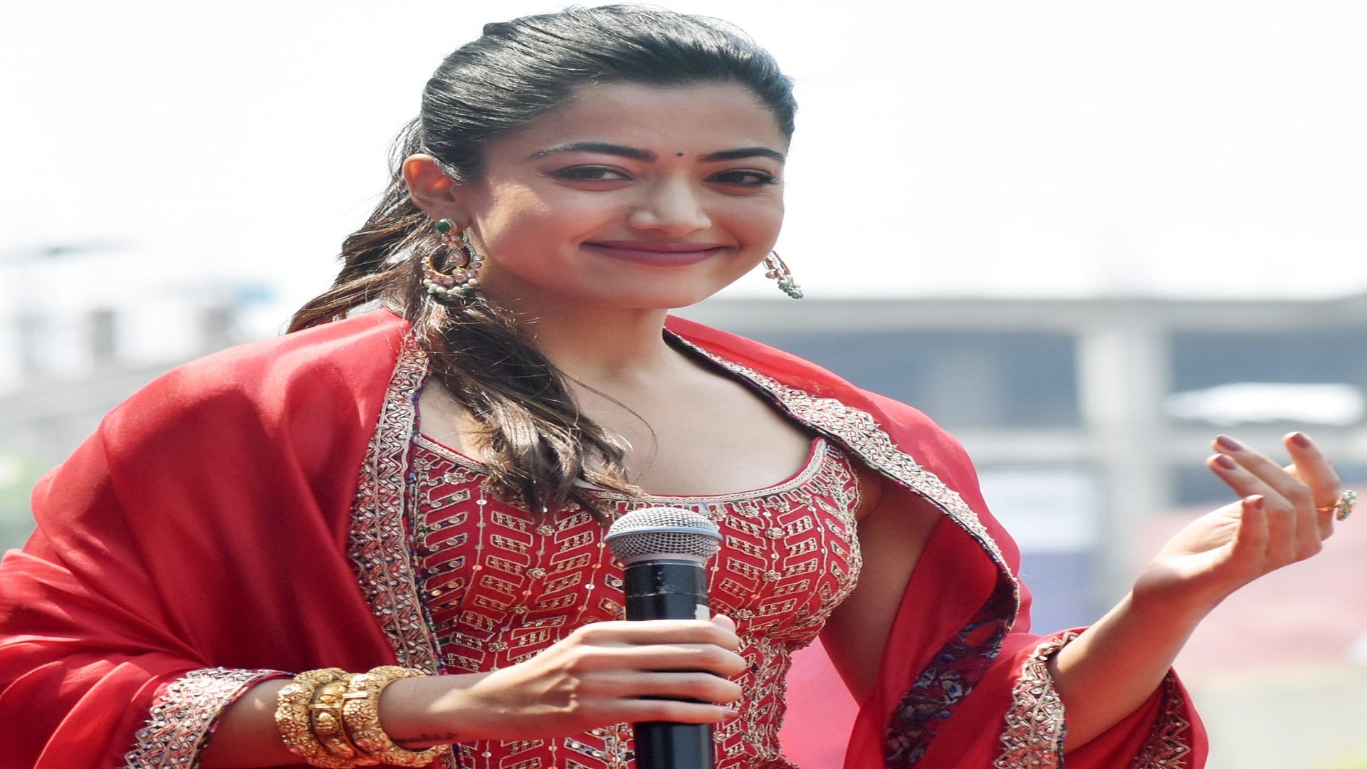 Actress Rashmika Mandana arrived in Prayagraj to inaugurate the jewelers showroom, said - I will definitely go