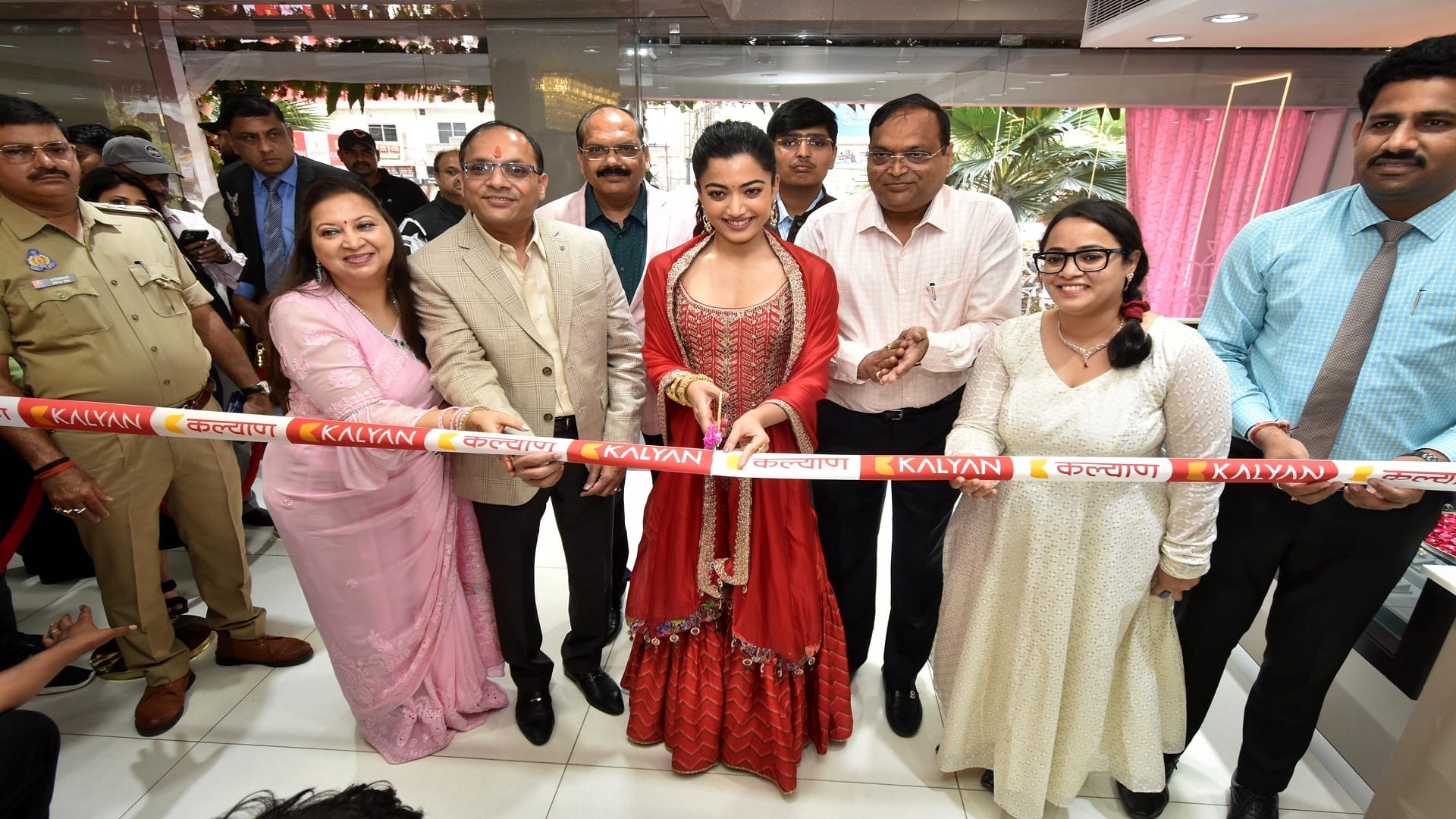 Actress Rashmika Mandana arrived in Prayagraj to inaugurate the jewelers showroom, said - I will definitely go