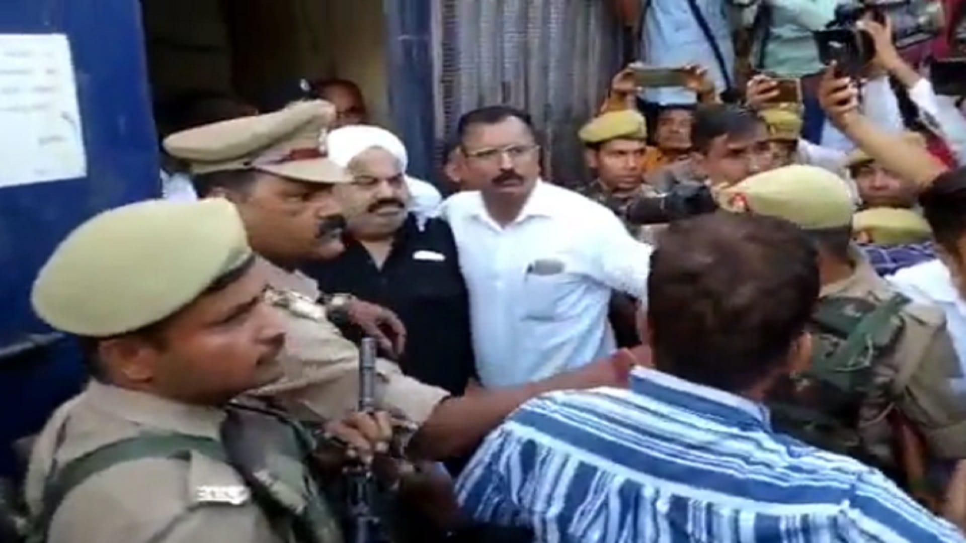 Ateeq Ahmed was admitted to Naini Jail, the van was opened by opening the main gat