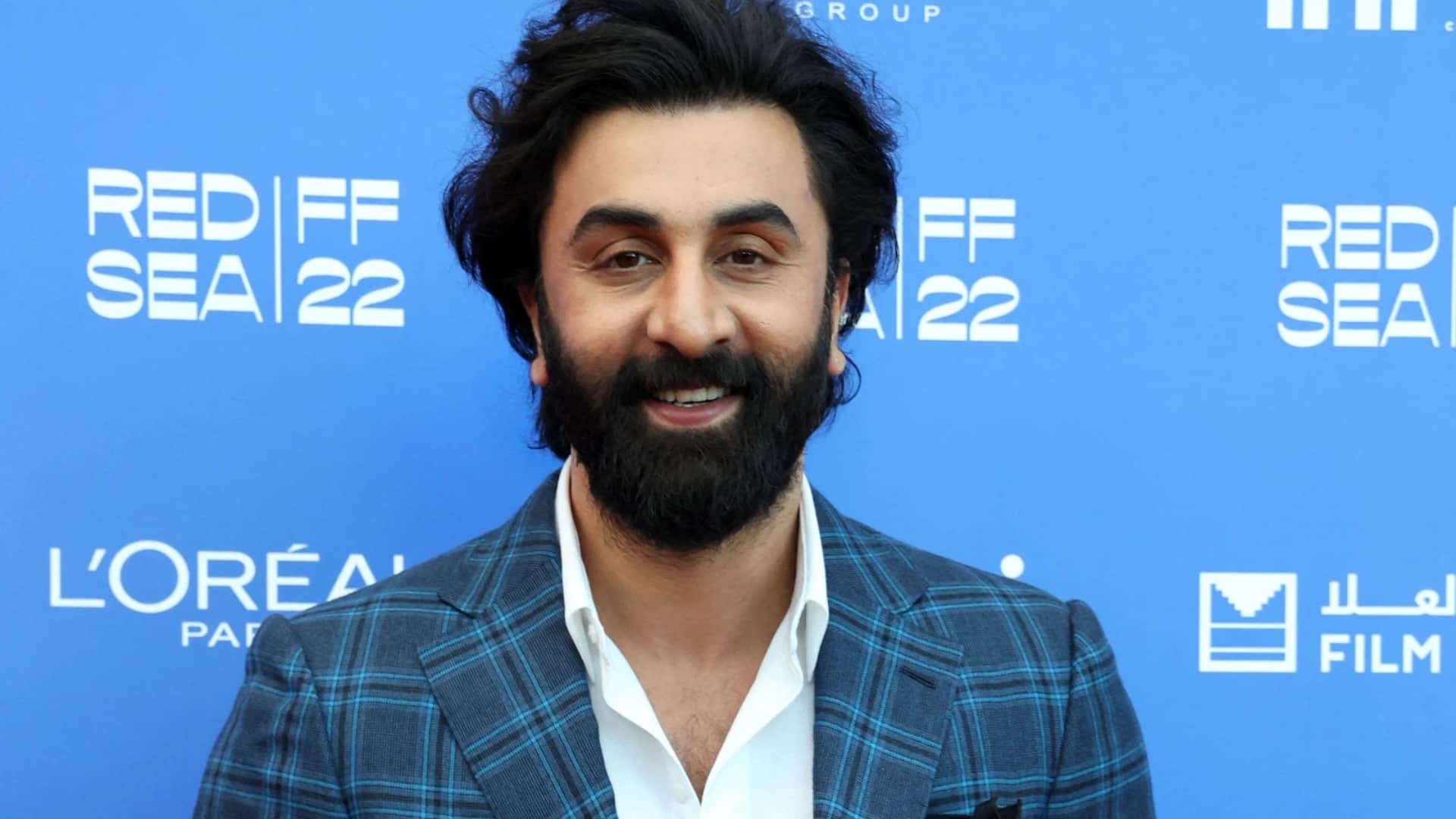 Ranbir Kapoor Man Follows Animal actor  Car Forcefully Clicks his Photos Shocking Video gets Viral On Internet